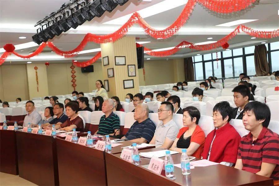 男友30岁了，我24，一天就和我喊没钱，以前他还会开饭钱，现在直接说没钱，他这是几个意思呀，游戏画面